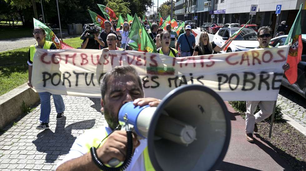 Manifestação Cívica que pretende dar voz às preocupações de cidadãos, trabalhadores, agricultores, camionistas, transportadores, motoristas, motards e famílias relativamente ao aumento do custo dos combustíveis, ao custo de vida e à carga fiscal, que partiu do Largo da Feira de Espinho e foi até à habitação do primeiro-ministro Luís Montenegro em Espinho, 12 de setembro de 2026. FERNANDO VELUDO/LUSA