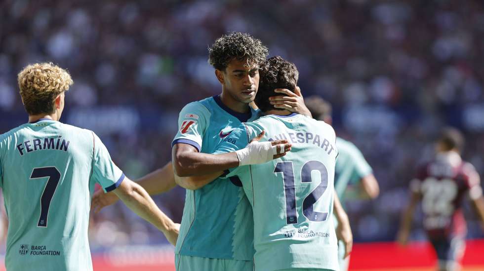 epa13236686 FC Barcelona's Xavier Espart (R) celebrates with his teammates after scoring the 0-1 goal during the Spanish LaLiga soccer match between Levante UD and FC Barcelona, in Valencia, Spain, 13 September 2026.  EPA/BIEL ALINO