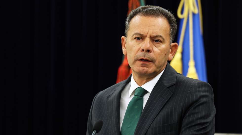 O primeiro-ministro, Luís Montenegro, faz uma declaração ao país, depois da reunião do Conselho de Ministros, na residência oficial em São Bento, Lisboa, 17 de setembro de 2026. Luís Montenegro anunciou na semana passada, no debate da moção de censura do Chega ao Governo, que o Conselho de Ministros aprovaria esta semana a atribuição de um novo suplemento extraordinário para os pensionistas que recebem até 1.611 euros, a ser pago em dezembro, e um alívio fiscal até ao sexto escalão do IRS. TIAGO PETINGA/LUSA