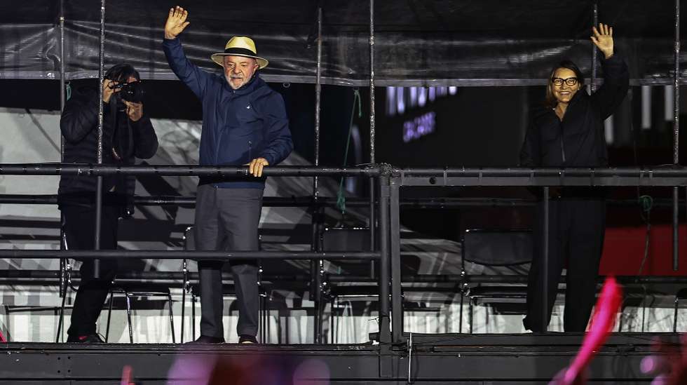 epa13249214 Brazilian President Luiz Inácio Lula da Silva (L), a candidate for re-election, waves alongside his wife, Janja Lula da Silva (R), during the 'Brazil Ready for More' campaign event in Guarulhos, Sao Paulo, Brazil, 18 September 2026. General elections in Brazil are scheduled to be held on 04 October 2026.  EPA/ISAAC FONTANA
