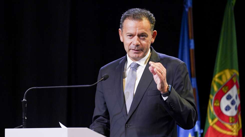 O primeiro-ministro, Luís Montenegro, discursa durante a sessão de homenagem a João Maria de Oliveira Martins e António Fernando Couto dos Santos em Esposende. 19 setembro 2026.HUGO DELGADO/LUSA