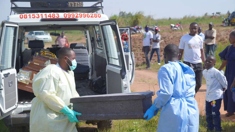epa13207573 Health workers carry a coffin during the funeral ceremony for victims of the Ebola outbreak in Nyamurongo cemetery in Bunia, Ituri, Democratic Republic of Congo, 02 September 2026. The Ebola epidemic, caused by the Bundibugyo strain of the virus, has claimed 3,007 deaths and infected 6,186 people, according to the Congolese National Institute of Public Health (INSP).  EPA/STRINGER
