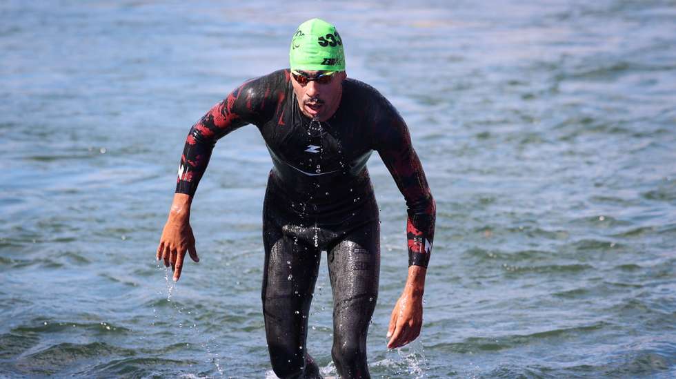 O atleta português Filipe Marques em ação na prova de triatlo PTS5 dos Jogos Paralímpicos Paris2024, em Paris, França, 02 de setembro de 2024. ANTÓNIO PEDRO SANTOS/LUSA