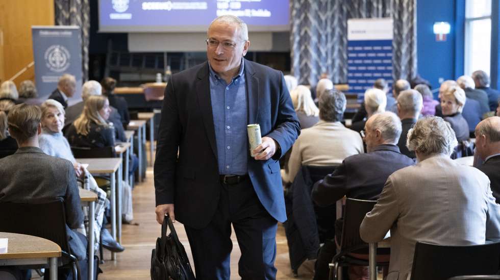 epa10936335 Exiled Russian oligarch and opposition activist Mikhail Khodorkovsky visits the Stockholm School of Economics in Stockholm, Sweden, 24 October 2023. Mikhail Khodorkovsky, an important opponent of the Kremlin and Putin regime, was imprisoned in Russia from 2003 to 2013, and now lives in London, England.  EPA/Henrik Montgomery  SWEDEN OUT