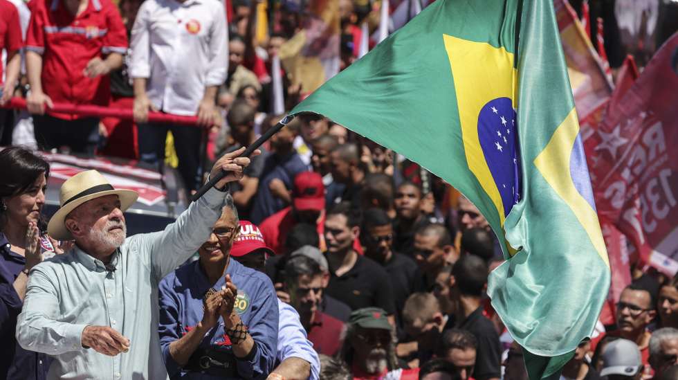 epa13264816 Brazilian President and re-election candidate Luiz Inacio Lula da Silva greets supporters during a campaign rally in the Sao Miguel Paulista neighborhood of Sao Paulo, Brazil, 26 September 2026. Brazil will hold its general elections on 4 October 2026, with voters selecting the president, federal lawmakers, and state governors.  EPA/SEBASTIAO MOREIRA