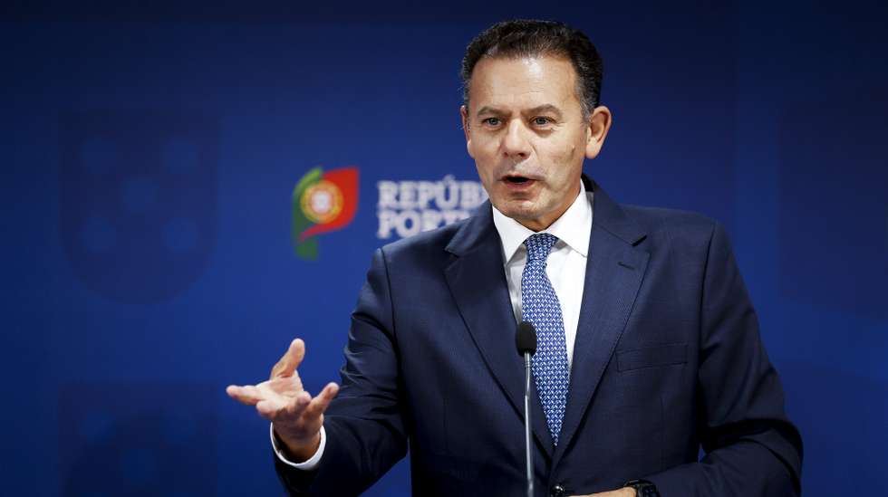 O primeiro-ministro, Luís Montenegro, usa da palavra durante a cerimónia de entrega do antigo edifício da Presidência do Conselho de Ministros à Câmara Municipal de Lisboa, 29 de setembro de 2026. FILIPE AMORIM/LUSA
