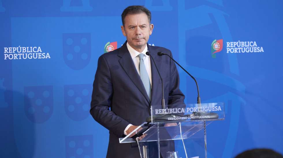 O primeiro-ministro, Luis Montenegro, fala aos jornalistas após a reunião do Conselho de Ministros na Guarda, 1 de outubro de 2026.  MIGUEL PEREIRA DA SILVA/LUSA