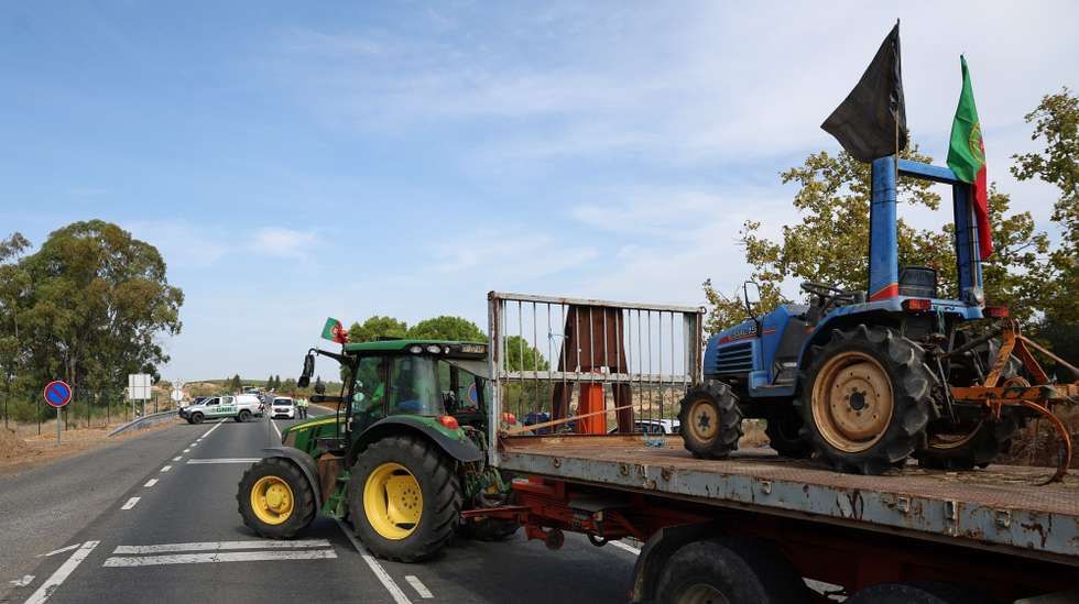 Marcha lenta na estrada nacional EN260 promovida por agricultores agropecuários de Serpa contra o aumento dos custos de produção, Serpa, 02 de outubro de 2026. NUNO VEIGA/LUSA