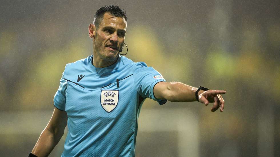 epa12085017 Referee Maurizio Mariani gestures during the UEFA Europa League semi-finals 2nd leg soccer match beyween Bodo/Glimt and Tottenham Hotspur, in Bodo, Norway, 08 May 2025.  EPA/Stian Lysberg Solum  NORWAY OUT