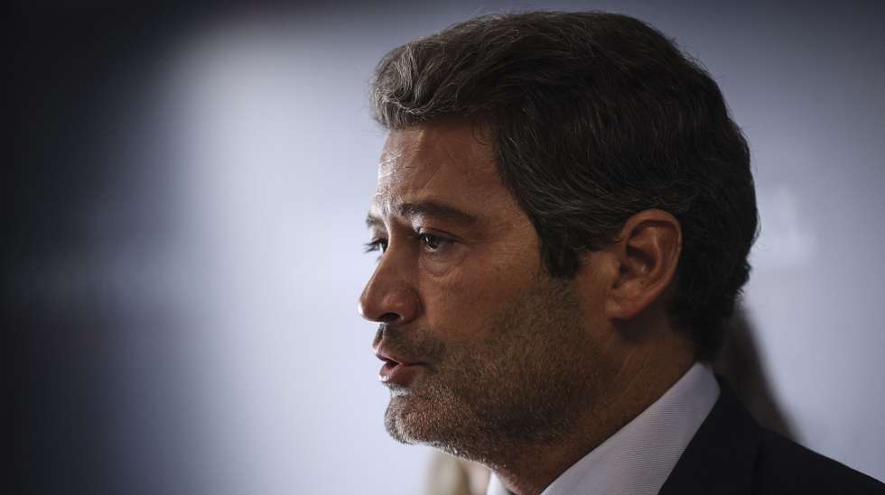 O presidente do Chega, André Ventura, durante uma declaração a propósito da acusação do Ministério Público no caso das gémeas luso-brasileiras, que motivou também a constituição de uma comissão parlamentar de inquérito, em Lisboa, 28 de setembro de 2026.  ANDRÉ KOSTERS/LUSA