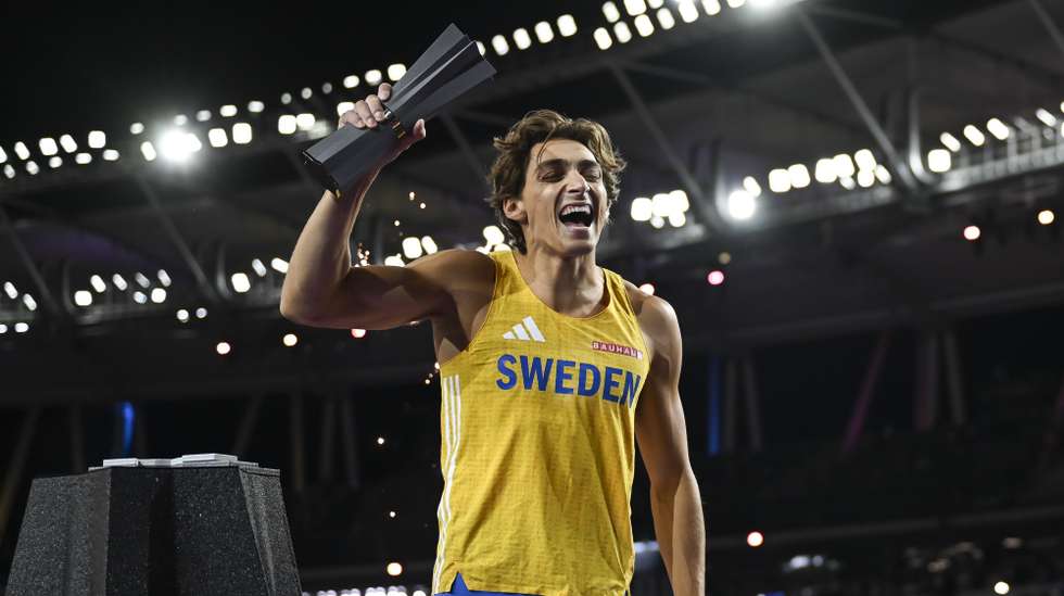 epa13233127 Armand Duplantis of Sweden celebrates with the trophy after winning the men's pole vault final of the World Athletics Ultimate Championship in Budapest, Hungary, 11 September 2026.  EPA/Tibor Illyes HUNGARY OUT