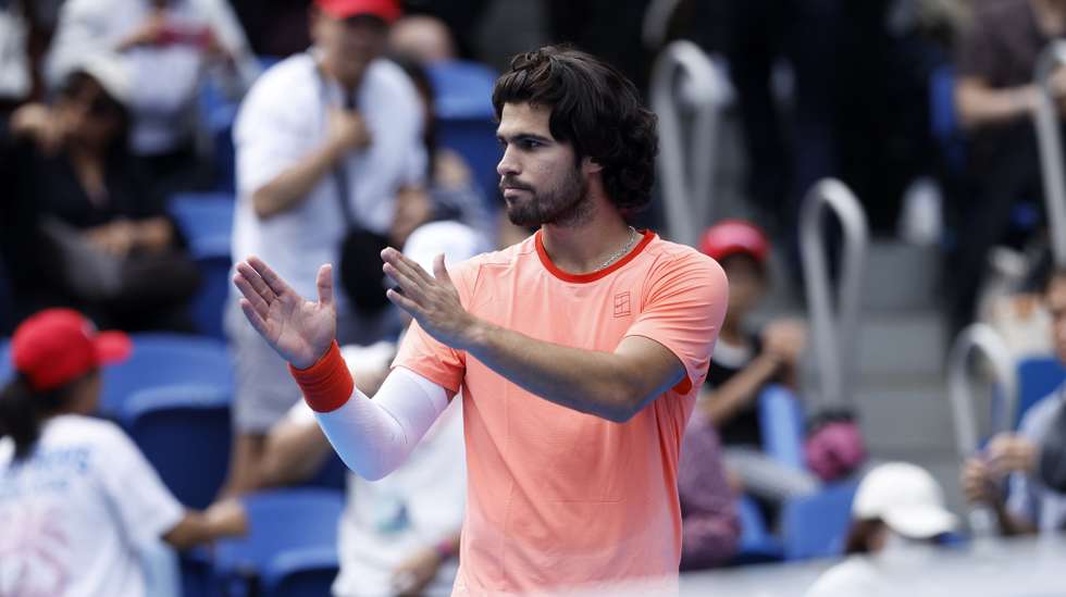 epa13280027 Carlos Alcaraz of Spain reacts after his quarterfinal match against Denis Shapovalov of Canada during the Japan Open tennis tournament at Ariake Colosseum in Tokyo, Japan, 04 October 2026. Shapovalov retired due to an injury.  EPA/KIYOSHI OTA