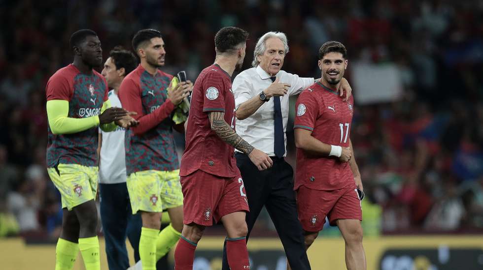 Portugal head coach Jorge Jesus (2-R) with his players during the UEFA Nations League soccer match against Norway held at Dragao stadium in Porto, Portugal, 4 Ocotber 2026. MANUEL FERNANDO ARAUJO/LUSA