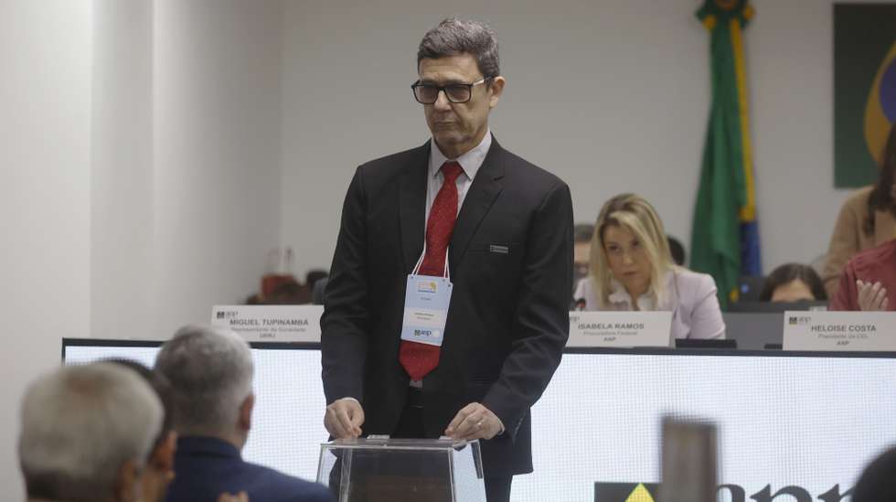 epa13287731 A representative of the Brazilian company Petrobras presents a bidding proposal during an oil concession auction held by the National Petroleum Agency (ANP) in Rio de Janeiro, Brazil, 07 October 2026. Participating energy firms will collectively pay 530.5 million reais (approximately 106 million US dollars) for exploration licenses, commit a share of future production to the federal government, and invest 778.4 million reais (approximately 155 million US dollars) during the initial exploration phase.  EPA/ANTONIO LACERDA