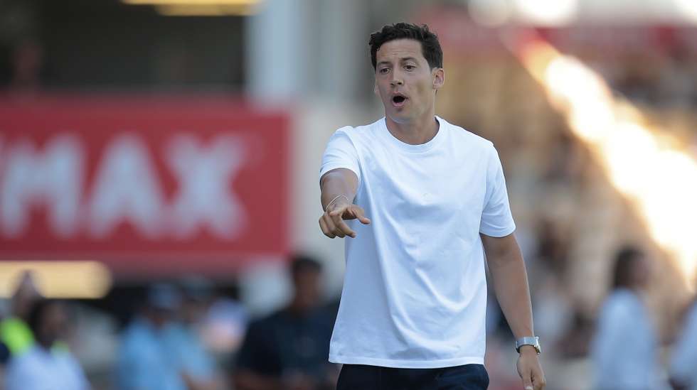 O treinador do Gil Vicente, Luís Pinto, reage durante o jogo da Primeira Liga de futebol contra o Marítimo realizado no Estádio Cidade Barcelos, em Barcelos, 19 de setembro 2026. MANUEL FERNANDO ARAÚJO/LUSA