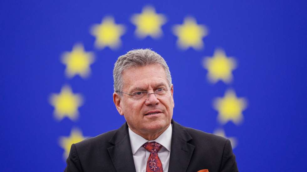 epa13284392 European Commissioner for Trade and Economic Security Maros Sefcovic speaks at the European Parliament session in Strasbourg, France, 06 October 2026.  EPA/OLIVIER MATTHYS
