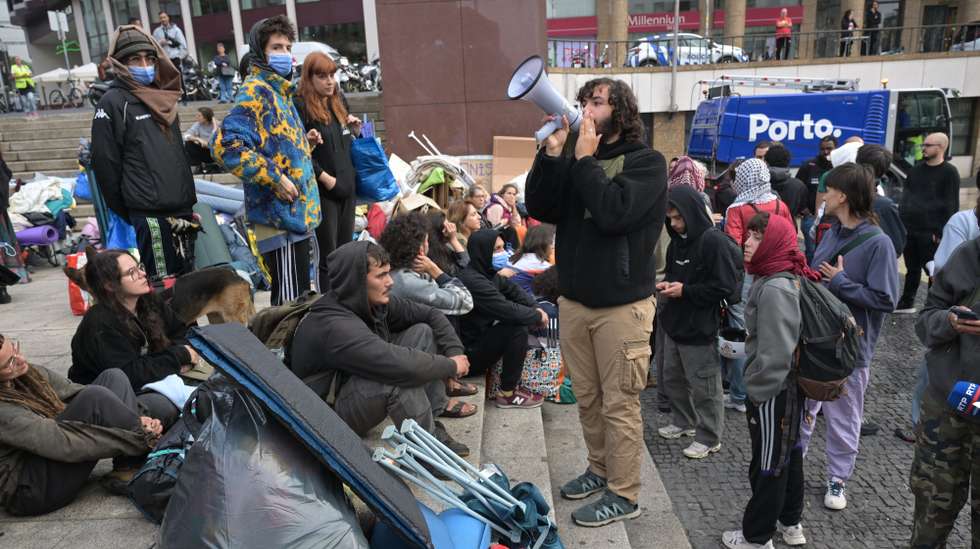 Manifestantes que se concentraram desde sábado na Praça D. João I, no centro do Porto, no âmbito de um protesto contra o aumento do custo de vida e o preço da habitação, continuam as ações de protesto, Porto, 12 de outubro de 2026.  FERNANDO VELUDO/LUSA