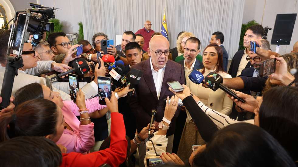 epa13264009 The president of Venezuela's National Assembly (AN), Jorge Rodríguez (R), speaks to reporters at the conclusion of the second round of U.S.-brokered talks, in Caracas, Venezuela, 25 September 2026.  Participants in the talks announced that they will meet again for a third round of dialogue in mid-October 2026.  EPA/MIGUEL GUTIÉRREZ