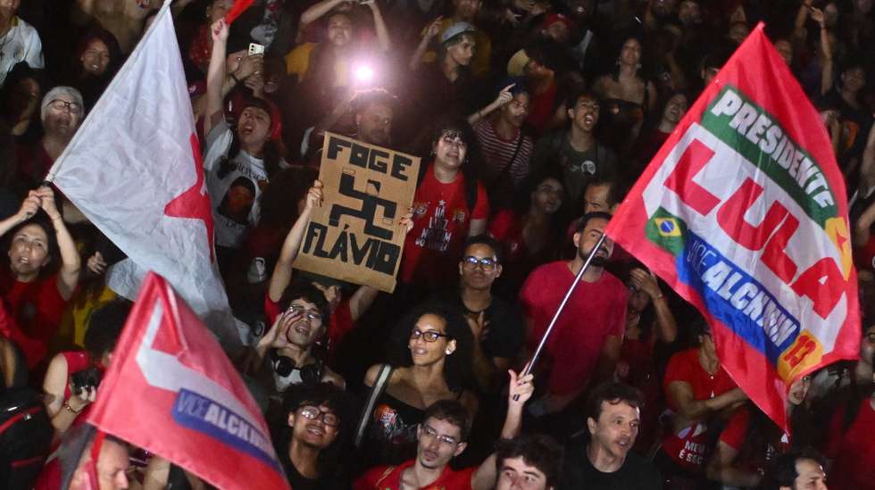 epa13302220 People participate in a demonstration supporting Brazilian President Luiz Inacio Lula da Silva re-election on the Esplanade of Ministries in Brasilia, Brazil, 13 October 2026. Brazil will hold a presidential runoff election on 25 October.  EPA/ANDRE BORGES