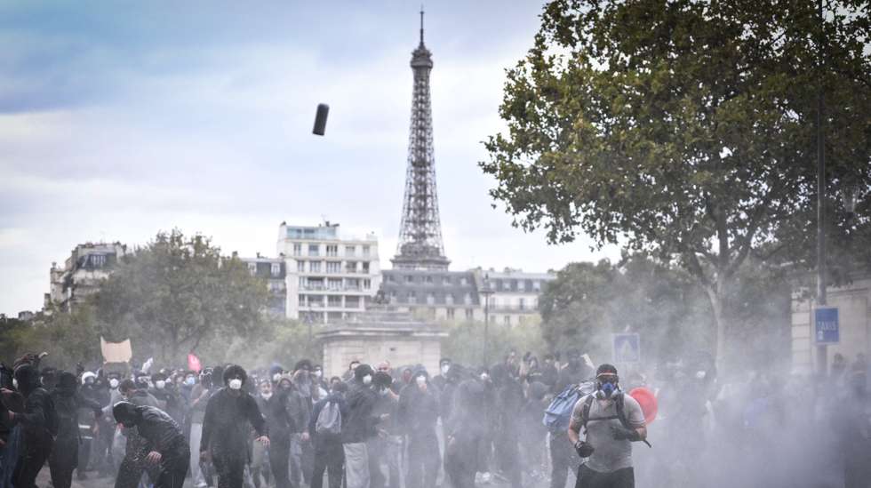epa13300927 Protesters and riot police officers clash after high school students and members of French Unions march during a national day of protest against education conditions in Paris, France, 13 October 2026. Student demonstrations have spread across France since mid-September as youth protest against severe teacher shortages, overcrowded classrooms, a lack of resources, and poor learning conditions ahead of upcoming national budget decisions.  EPA/FIRAS ABDULLAH