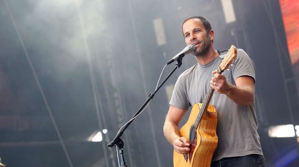epa06889072 US singer Jack Johnson performs during the Mad Cool Festival, in Madrid, Spain, 14 July 2018.  EPA/Victor Lerena