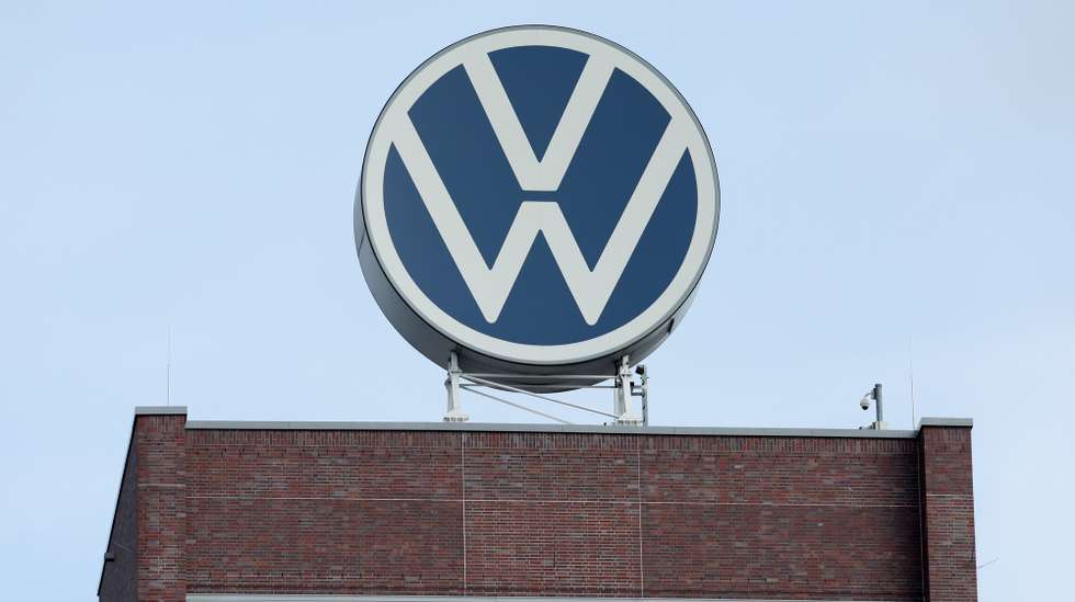 epa13245588 The logo of the German automotive company Volkswagen on the rooftop of the company's factory in Wolfsburg, Germany, 17 September 2026. German Finance Minister Lars Klingbeil had a meeting with the Volkswagen Group Works Council to discuss the car-maker's cost-cutting crisis and international competition.  EPA/FILIP SINGER