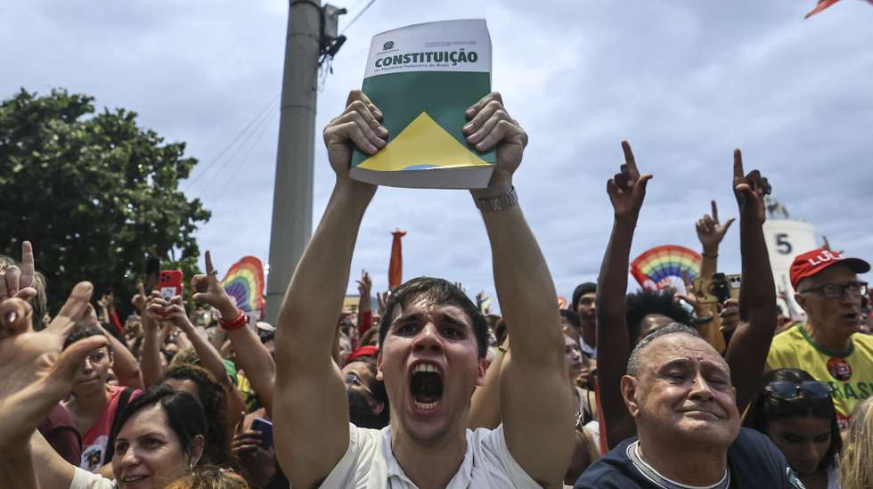 epa13314560 Supporters of Brazilian President and reelection candidate Luiz Inacio Lula da Silva take part in the 'Musical Act for Democracy' at Copacabana Beach in Rio de Janeiro, Brazil, 18 October 2026.  EPA/Andre Coelho
