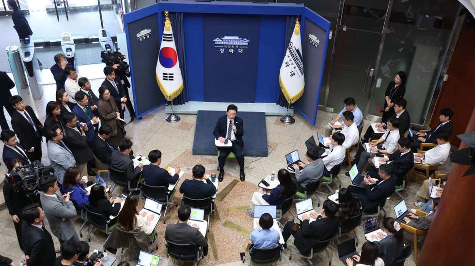 epa13314901 South Korean President Lee Jae Myung (C, rear) attends a press conference with reporters at the Chunchugwan press center inside the presidential compound of Cheong Wa Dae in Seoul, South Korea, 19 October 2026.  EPA/YONHAP / POOL SOUTH KOREA OUT