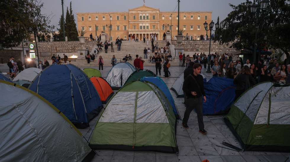 epa13317732 Students set up tents as they take part in a protest rally over housing costs and the rising cost of living at Syntagma Square in Athens, Greece, 20 October 2026. Student associations in Athens are staging two days of mobilizations, including the symbolic setting up of tents in Syntagma Square.  EPA/GEORGE VITSARAS