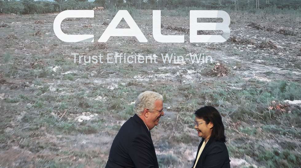 O ministro da Economia, Pedro Reis, acompanhado pela chairman da CALB, Liu Jingyu, durante o lançamento do projeto da nova fábrica de baterias de lítio em Sines, Lisboa, 24 de fevereiro de 2025. A CALB, líder global na produção de baterias de iões de lítio, lança o projeto para a construção de uma fábrica de baterias de lítio de última geração em Sines. ANDRÉ KOSTERS/LUSA