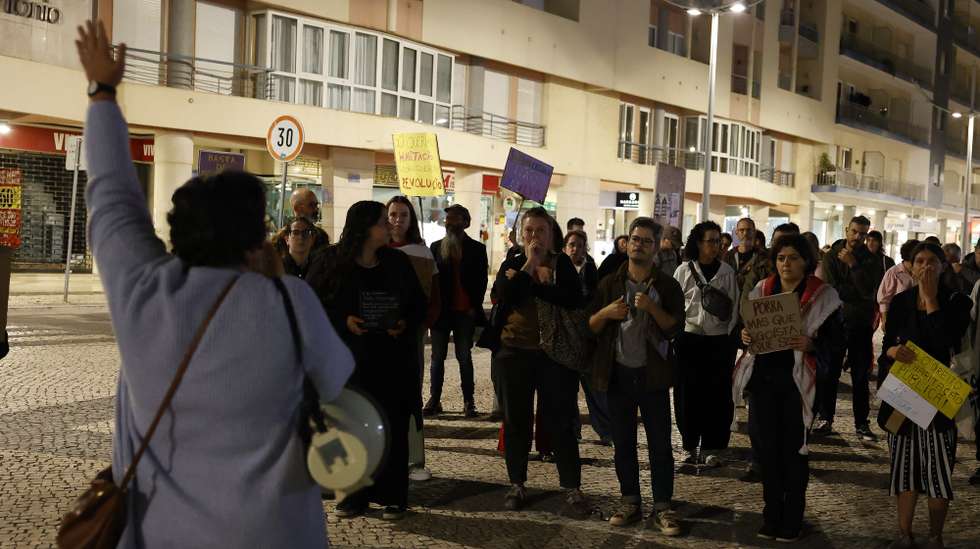 A Plataforma Algarve Resistência promove um protesto pelo direito à habitação em frente à sede da comissão de coordenação e desenvolvimemto Regional  (CCDR Algarve), Faro, 27 de outubro de 2026. LUIS FORRA/LUSA