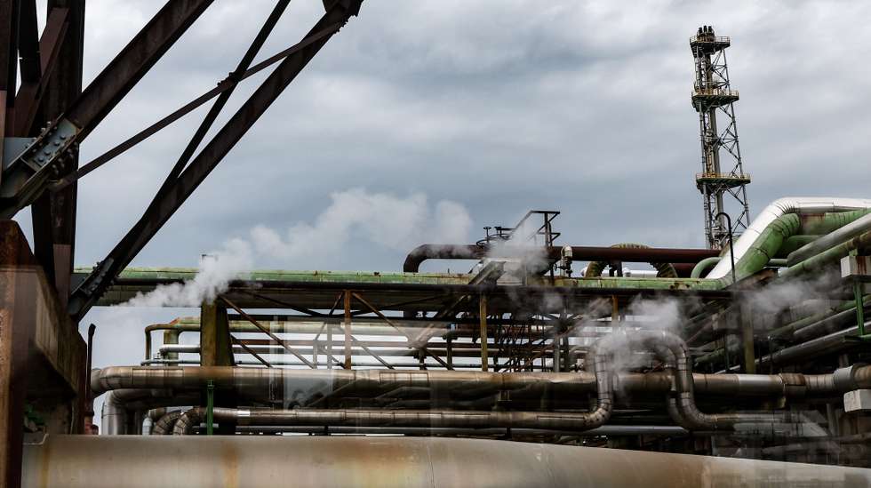 epa12947593 A view of crude oil processing facilities at the PCK refinery in Schwedt, Germany, 11 May 2026. The PCK refinery mainly supplies Berlin and Brandenburg with fuels, including gasoline, diesel and kerosene. German Economy and Energy Minister Katherina Reiche announced during her visit that the government is supporting a project to expand the refinery's capacity to produce electric sustainable aviation fuel, or e-SAF.  EPA/FILIP SINGER