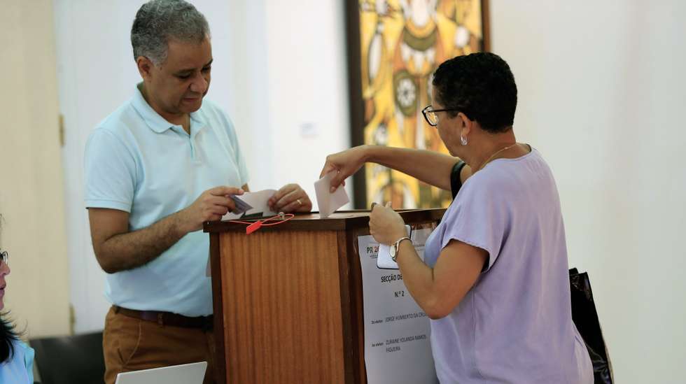 Eleitores em Angola exercem o direito de voto numa das urnas instaladas no Camões – Centro Cultural Português em Luanda, 08 de fevereiro de 2026.
A área de jurisdição do Consulado-Geral de Portugal em Luanda conta com 13.328 eleitores inscritos, estando inscritos em Angola pouco mais de 114 mil portugueses. AMPE ROGÉRIO / LUSA