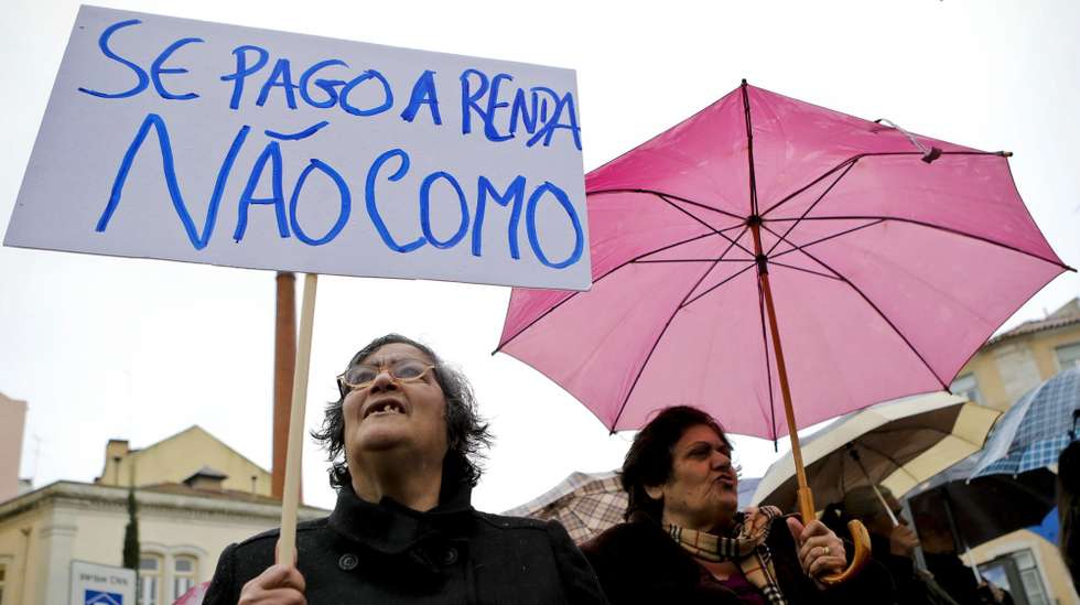 Estão a ser aplicadas "taxas de esforço que escalam até aos 45%", o que "sufoca financeiramente os agregados"