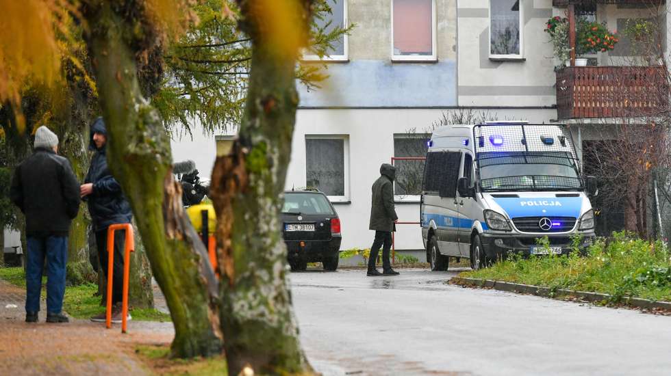 epa10308242 Police and secret services during operational activities in Przewodow, Lublin Voivodeship, Poland, 16 November 2022. Poland has raised military readiness after a missile explosion killed two civilians in Przewodow, a Polish village near the border with Ukraine, November 15.  EPA/Wojtek Jargilo POLAND OUT