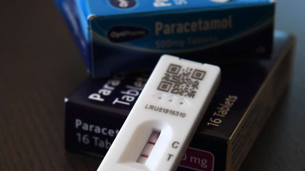 epa10064963 A SARS-CoV-2 coronavirus test showing a positive result sits on a table at the photographer's home in London,  Britain, 11 July 2022. Covid-19 infections are continuing to rise across the UK as people attend more summer events. According to the Office for National Statistics (ONS), approximately 2.3 million people are estimated to have had the virus last week, a jump of 32 per cent from a week earlier.  EPA/ANDY RAIN