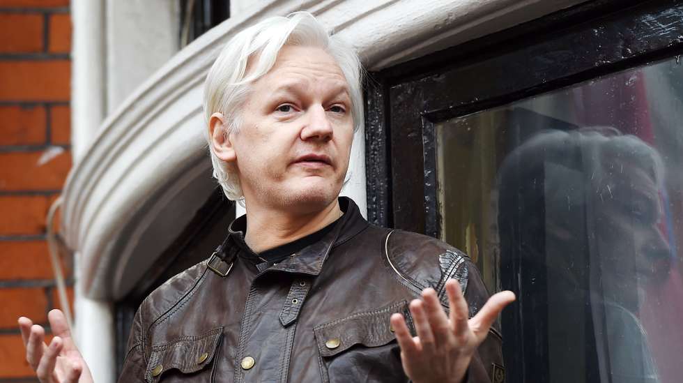 epa08918432 (FILE) - Australian computer programmer and WikiLeaks founder Julian Assange speaks to the media from the balcony of the Ecuadorian Embassy in London, Britain, 19 May 2017 (reissued 04 January 2021). British media report London's Old Bailey courthouse ruled on 04 January 2021 Julian Assange cannot be extradited from Britain to USA to face espionage charges over the publication of secret US military documents.  EPA/ANDY RAIN *** Local Caption *** 53529984