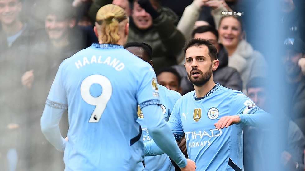 epa11793823 Manchester City's Bernardo Silva (R) celebrates with teammates after scoring the 1-0 during the English Premier League soccer match between Manchester City and Everton, in Manchester, Britain, 26 December 2024.  EPA/PETER POWELL EDITORIAL USE ONLY. No use with unauthorized audio, video, data, fixture lists, club/league logos, 'live' services or NFTs. Online in-match use limited to 120 images, no video emulation. No use in betting, games or single club/league/player publications.
