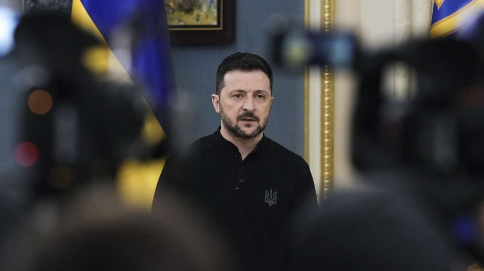 epa12010045 Ukrainian President Volodymyr Zelensky addresses a press conference in Kyiv, Ukraine, 04 April 2025. Zelensky briefed journalists about a meeting held in Kyiv between military chiefs of France, Britain and Ukraine regarding the deployment of peacekeepers.  EPA/STRINGER