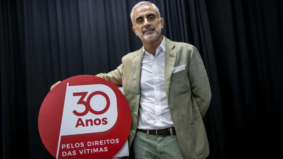 O presidente da Associação Portuguesa de Apoio à Vítima (APAV), João Lázaro, posa para a fotografia durante uma entrevista à agência Lusa, por ocasião dos 30 anos da Associação, na sede da APAV, em Lisboa, 23 de junho de 2020. (ACOMPANHA TEXTO DA LUSA DO DIA 25 DE JUNHO DE 2020). JOSÉ SENA GOULÃO/LUSA