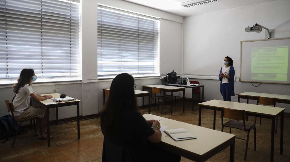 Uma aula na escola Secundária Dr. Serafim Leite, durante uma reportagem no âmbito do ranking das escolas, em São João da Madeira, 22 de junho de 2020. O ‘ranking’ da Lusa, feito com base em dados disponibilizados pelo Ministério da Educação, tem em conta apenas as escolas onde foram feitos pelo menos 100 exames, analisando por isso as classificações de mais de 221 mil exames de 514 estabelecimentos de ensino públicos e privados. (ACOMPANHA TEXTO DA LUSA DO DIA 27 DE JUNHO DE 2020). JOSÉ COELHO/LUSA