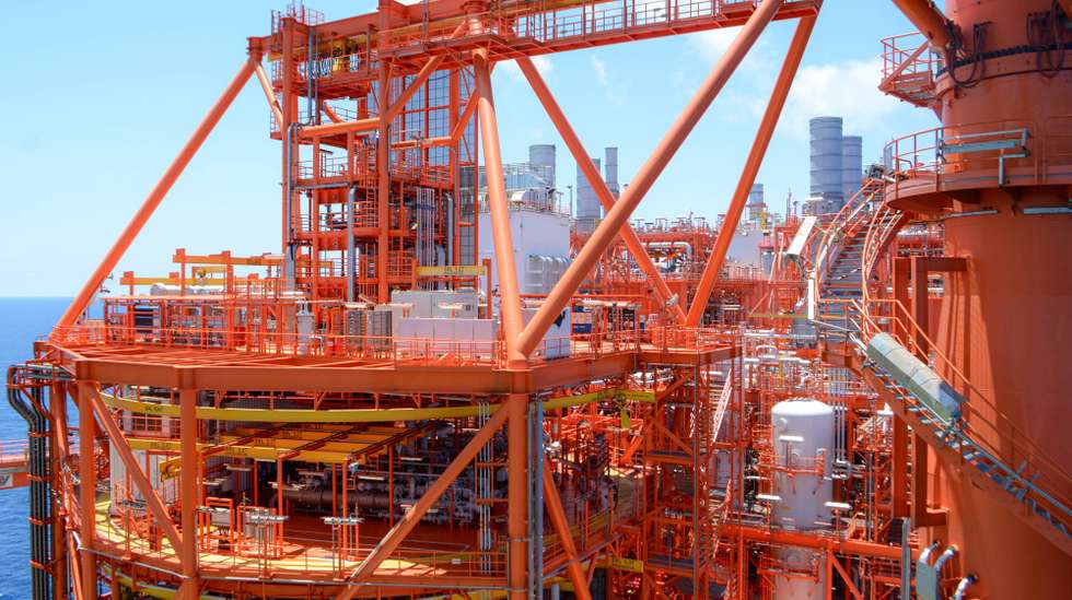 Plataforma flutuante Coral Sul que produz gás natural liquefeito ao largo da costa de Cabo Delgado, Moçambique, 23 de novembro de 2022. A infraestrutura é operada pela petrolífera italiana Eni e a 13 de novembro tornou-se no primeiro projeto a exportar gás das reservas da bacia do Rovuma. LUÍS FONSECA/LUSA