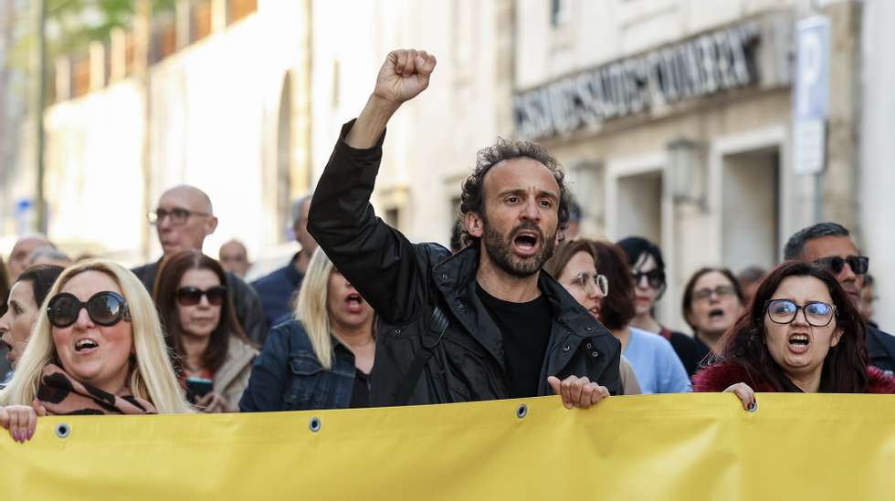 O coordenador do STOP - Sindicato de Todos os Profissionais da Educação, André Pestana (C), com professores durante a ação de protesto para contestar a limitação do direito à greve, imposta pelo Ministério da Educação, e alertar para as dificuldades vividas na profissão, com a desvalorização da carreira docente, em Coimbra, 24 de março de 2023. PAULO NOVAIS/LUSA