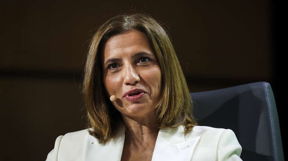 A CEO da Altice Portugal, Ana Figueiredo, usa da palavra durante o painel "O estado da nação das comunicações", no 32º Digital Business Congress, realizado no auditório da Faculdade de Medicina de Lisboa, 10 de maio de 2023. O congresso tem como tema “Disruptions - The Great Digital Tech R(Evolutions)” e em debate estão as grandes disrupções tecnológicas e os seus impactos. JOSÉ SENA GOULÃO/LUSA