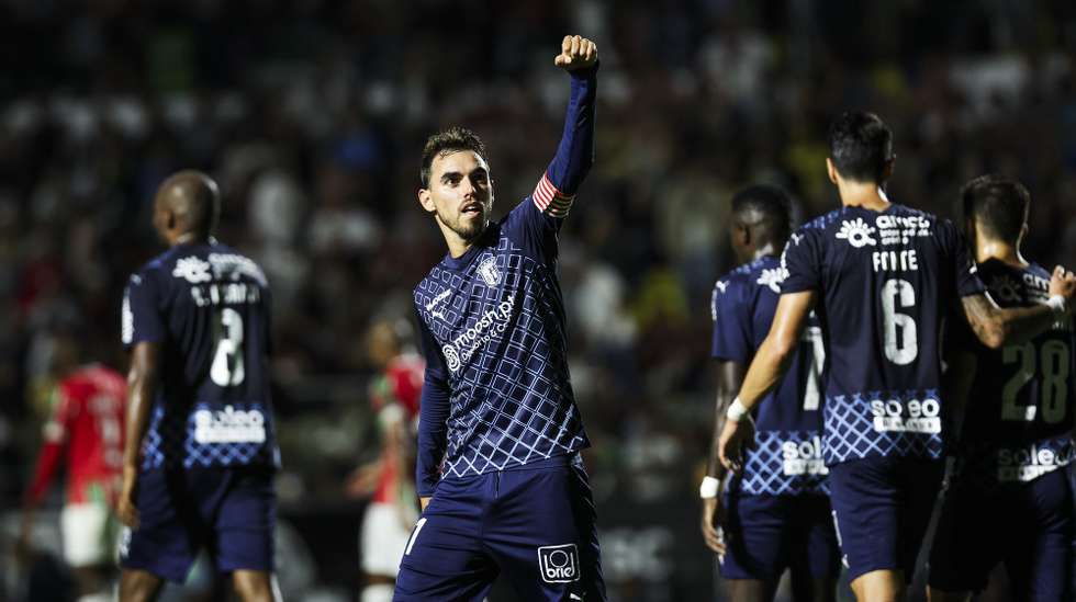 O jogador do Sporting de Braga, Ricardo Horta, festeja após marcar um golo contra o Estrela da Amadora durante o jogo da I Liga de futebol, 7.ª jornada, realizado no Estádio José Gomes, Amadora, 28 de setembro de 2023. JOSÉ SENA GOULÃO/LUSA