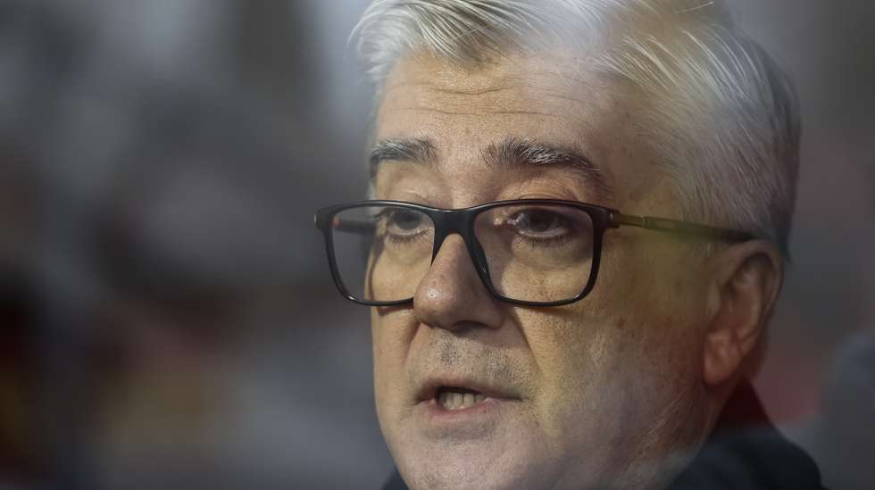 O ex-secretário de Estado e adjunto da Saúde e deputado do Partido Socialista (PS), Lacerda Sales, fala aos jornalistas durante a cerimónia de atribuição da Medalha de Covid-19 à Ordem dos Enfermeiros, na sede da Liga dos Bombeiros em Lisboa, 5 de dezembro de 2023. A distinção honorífica da Liga dos Bombeiros Portugueses visa reconhecer o trabalho e dedicação dos enfermeiros durante a pandemia. CARLOS M. ALMEIDA/LUSA