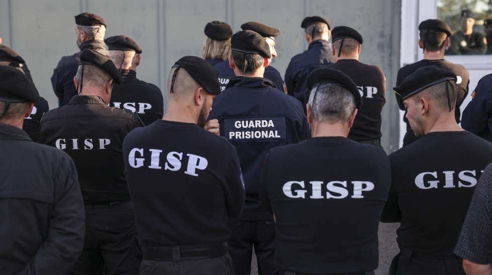 Guardas prisionais participam numa vigília organizada pelo Sindicato Nacional da Guarda Prisional (SNCGP), em protesto pelas condições de carreira e trabalho, incluindo a questão do subsídio de missão, esta manhã em frente ao Estabelecimento Prisional de Monsanto, 25 de janeiro de 2024. MIGUEL A. LOPES/LUSA