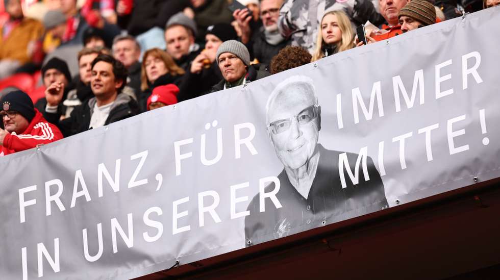 epa11094159 A banner reading 'Franz is always in our middle' before the German Bundesliga soccer match between FC Bayern Munich and Werder Bremen in Munich, Germany, 21 January 2024. The German and Bayern Munich soccer legend Franz Beckenbauer passed away on 07 January 2024 at the age of 78.  EPA/ANNA SZILAGYI CONDITIONS - ATTENTION: The DFL regulations prohibit any use of photographs as image sequences and/or quasi-video.