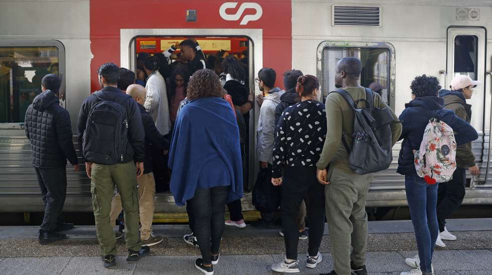 Passageiros tentam entrar para um comboio no cumprimento dos serviços mínimos, durante a greve dos maquinistas da Comboios de Portugal (CP), na Amadora, 10 de março de 2023. Os maquinistas contestam os aumentos salariais propostos pela CP e questões específicas da sua categoria profissional, como condições de trabalho e o cumprimento do acordo de empresa. ANTÓNIO PEDRO SANTOS/LUSA