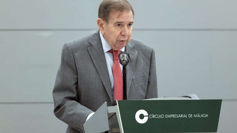 epa11727457 Venezuelan opponent Edmundo Gonzalez Urrutia, exiled in Spain, speaks during his participation in a forum organized by the Malaga Business Circle, in Malaga, South Spain, 18 November 2024.  EPA/DANIEL PEREZ
